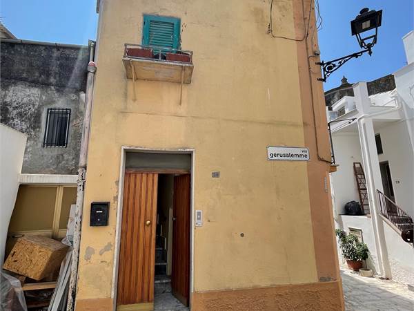 CASA CON INGRESSO INDIPENDENTE NEL CENTRO STORICO
